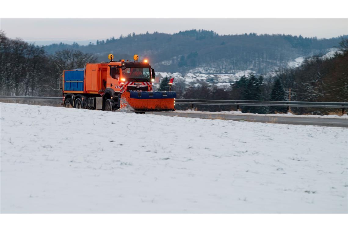 Schneepflug im Einsatz: Winter im Odenwald