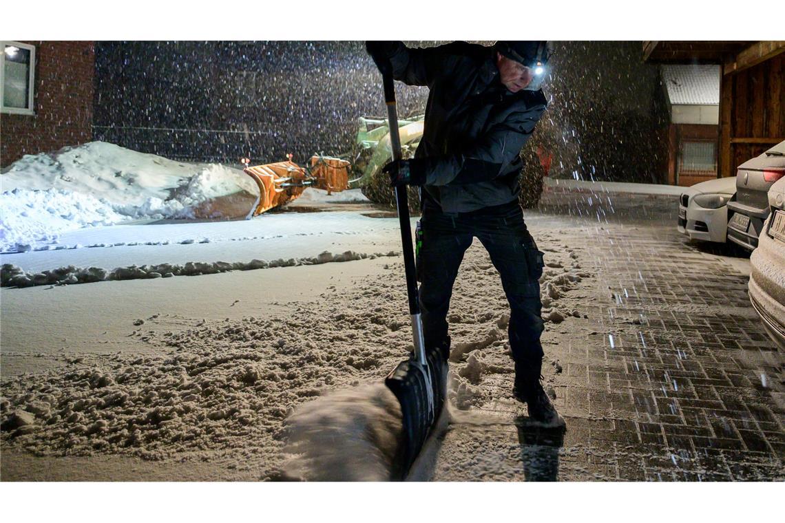 Schneeschaufeln an vielen Orten, hier in Ebstorf in Niedersachen.