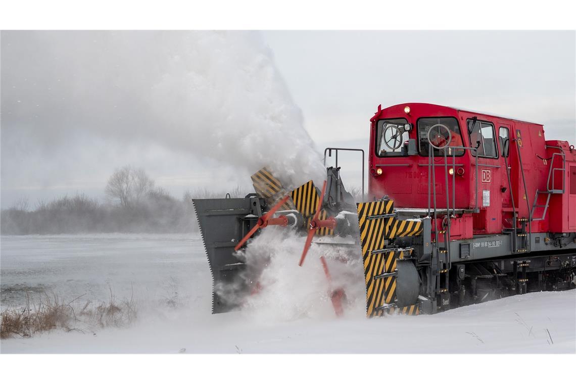 Schneeverwehungen waren ein großes Problem für den Bahnverkehr im Norden.