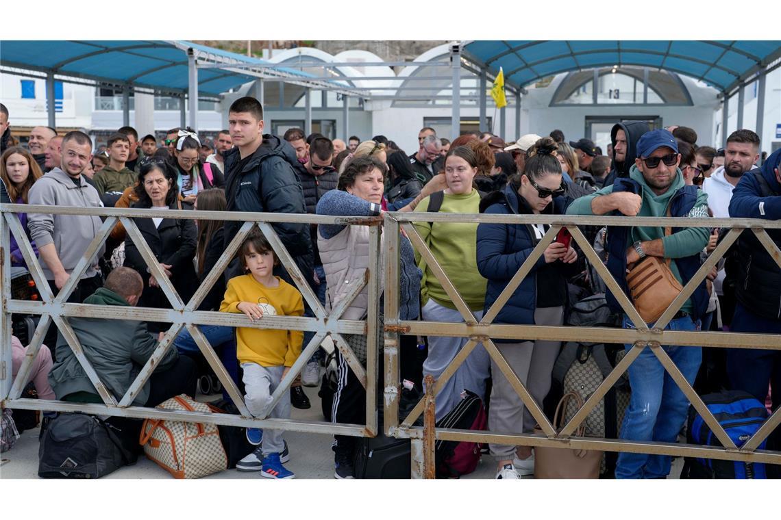 Kommt das große Beben? Menschen flüchten von Santorini Schnell weg: Am Fährhafen herrscht Hochbetrieb.