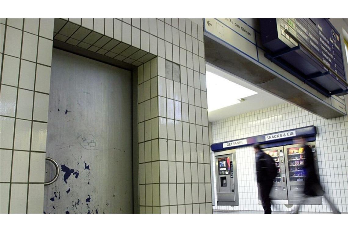 Ein stilles Örtchen zu haben ist ein Menschenrecht Schnell weg: Stehpinkler gehören nicht zwangsläufig zum Prekariat. Man(n) hat gute Gründe öffentliche Toiletten schnell wieder zu verlassen. In der Luft schwebende Partikel enthalten Keime, die jeden nach ein paar Minuten umhauen. Also: Deckel zu und nix wie weg.