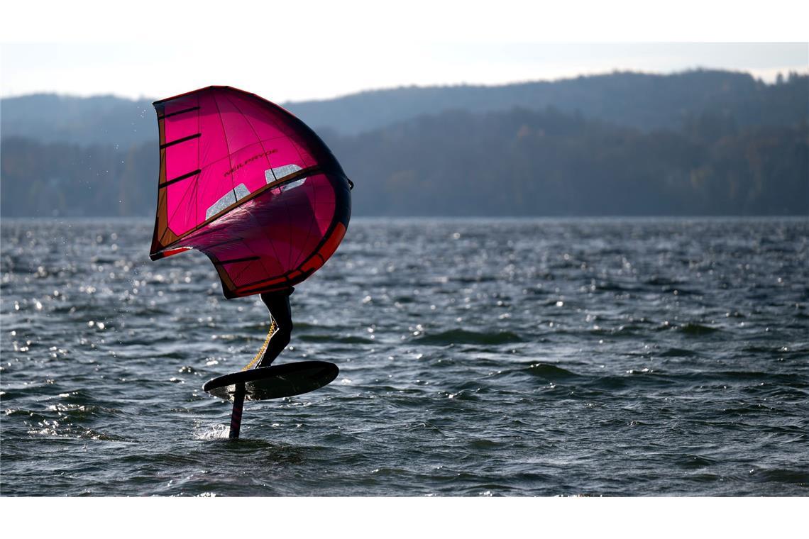 Bilder des Tages Schnell wie der Wind: Ein Mann fährt mit einem Wingfoil über den Starnberger See.