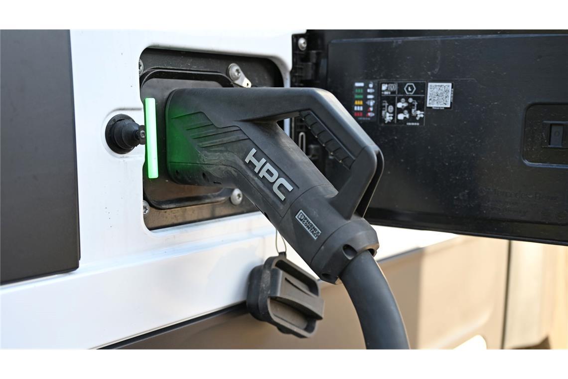 Schnelle Ladepunkte im Megawatt-Bereich für Lkw sind an den Autobahnen rar, kritisiert der Branchenverband BGL.