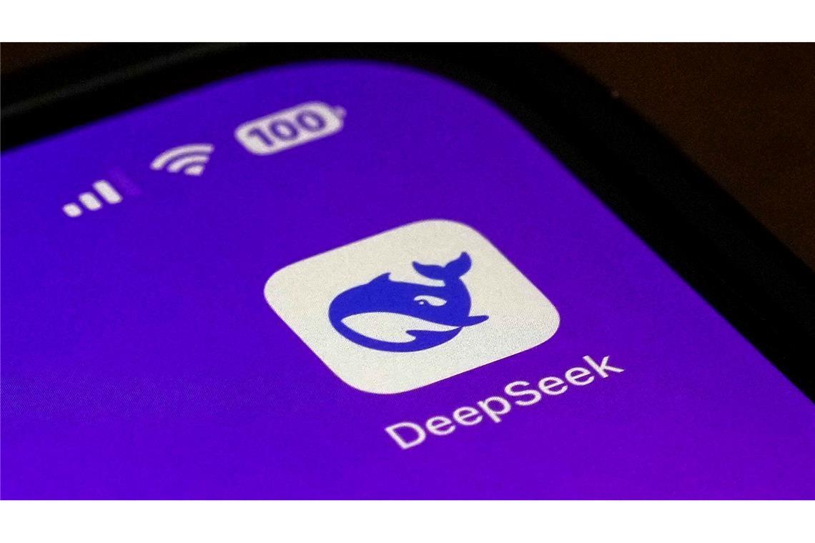 Bilder des Tages Schock um angeblich drastisch günstigere KI aus China. DeepSeek könne angeblich mit viel weniger und günstigeren Chips seine KI anlernen. Daraufhin hat der Chipkonzern Nvidia einen Rekord-Wertverlust an der Börse erlitten. Der Börsenwert von Nvidia fiel am Montag um nahezu 600 Milliarden US-Dollar.