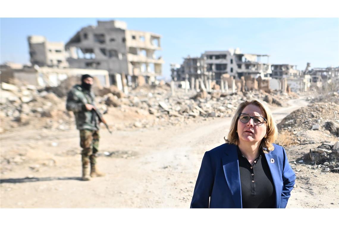 Schulze auf Erkundungsreise in Damaskus - schauen was geht Schockiert sieht sich Entwicklungsministerin Svenja Schulze (SPD) im zerstörten Dschubar um. In dem Viertel lebt heute niemand mehr. Die Gebäude sind unbewohnbar.