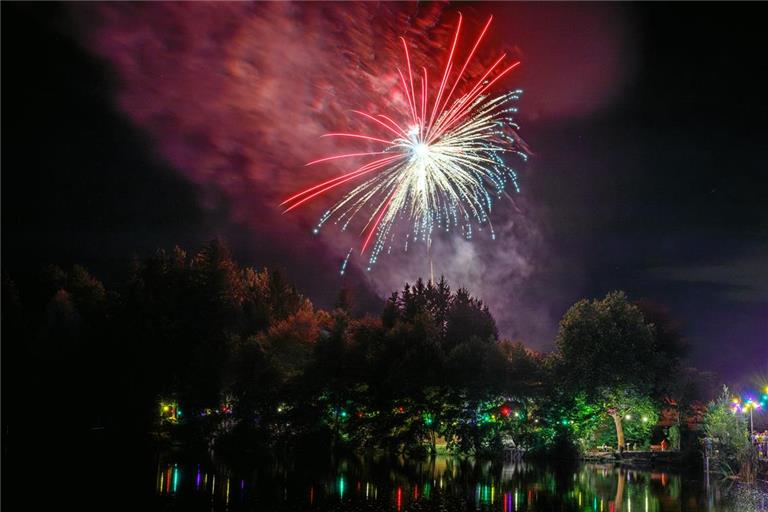 Schön, aber umstritten: das Feuerwerk beim Fornsbacher Sommernachtsfest. Archivfoto: Stefan Bossow
