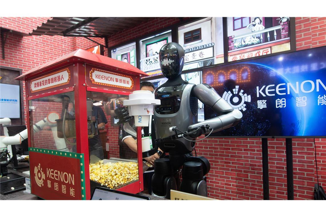 Warum Service-Roboter weltweit boomen Schöne neue Welt: Ein Serviceroboter verkauft probeweise Popcorn auf einer Robotikmesse.