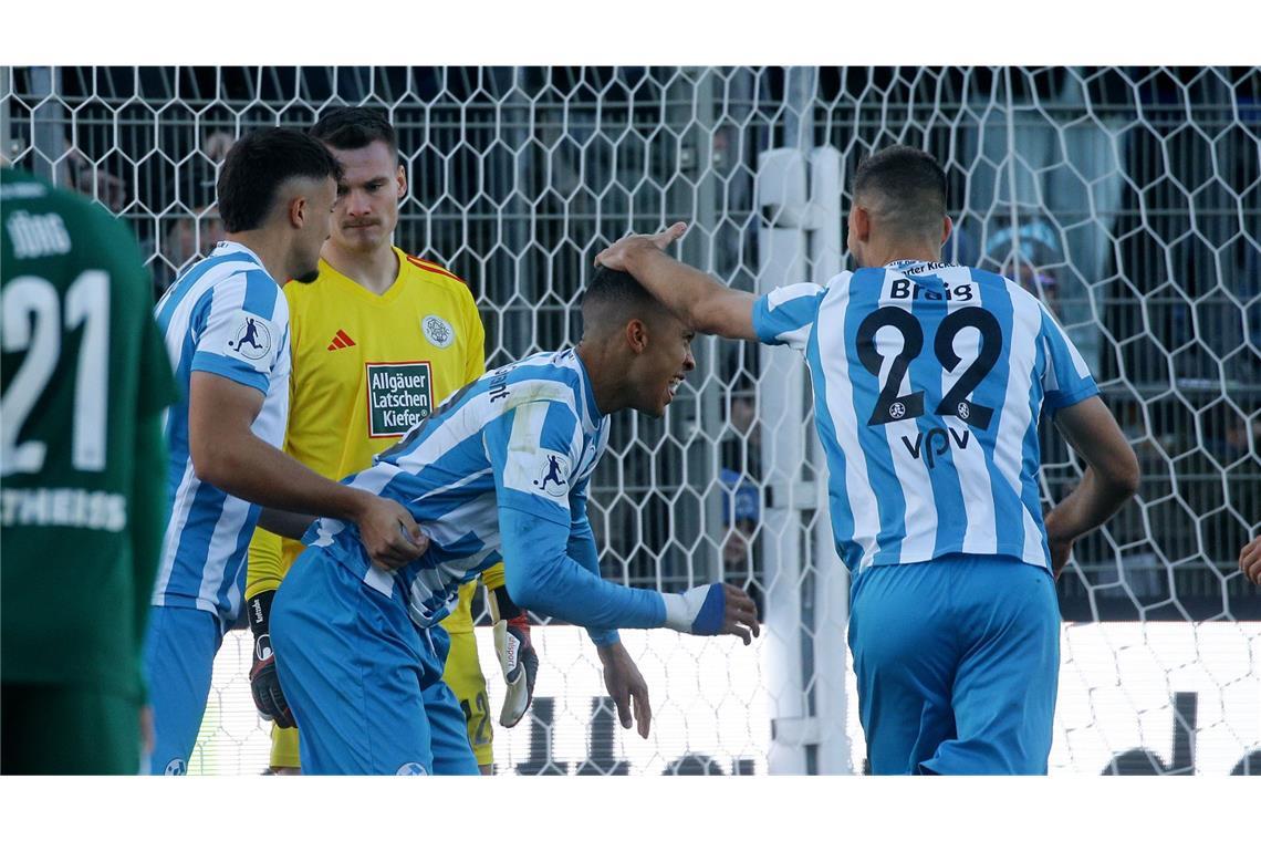 Das waren die Schlüsselmomente der Blauen 2024 Schöner Heimspielabschluss am 30. November: Beim 3:0 gegen den FC 08 Homburg erzielte vor der Saisonrekordkulisse auf der Waldau (5540 Zuschauer) auch Nyamekye Awortwie-Grant (Mi.) sein erstes Saisontor für die Blauen.