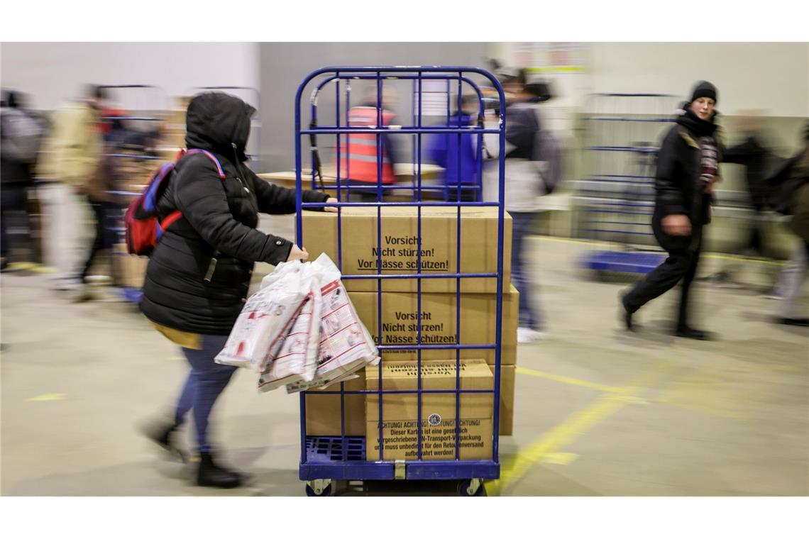 Volle Warentische - Silvestergeschäft angelaufen Schon am frühen Morgen stürmten mancherorts die Kunden und Kundinnen in die Läden - wie hier in Bremerhaven.