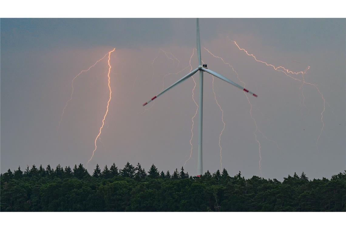 Schauer und Gewitter kühlen Deutschland runter Schon am Samstag streiften erste Tiefausläufer den Norden.