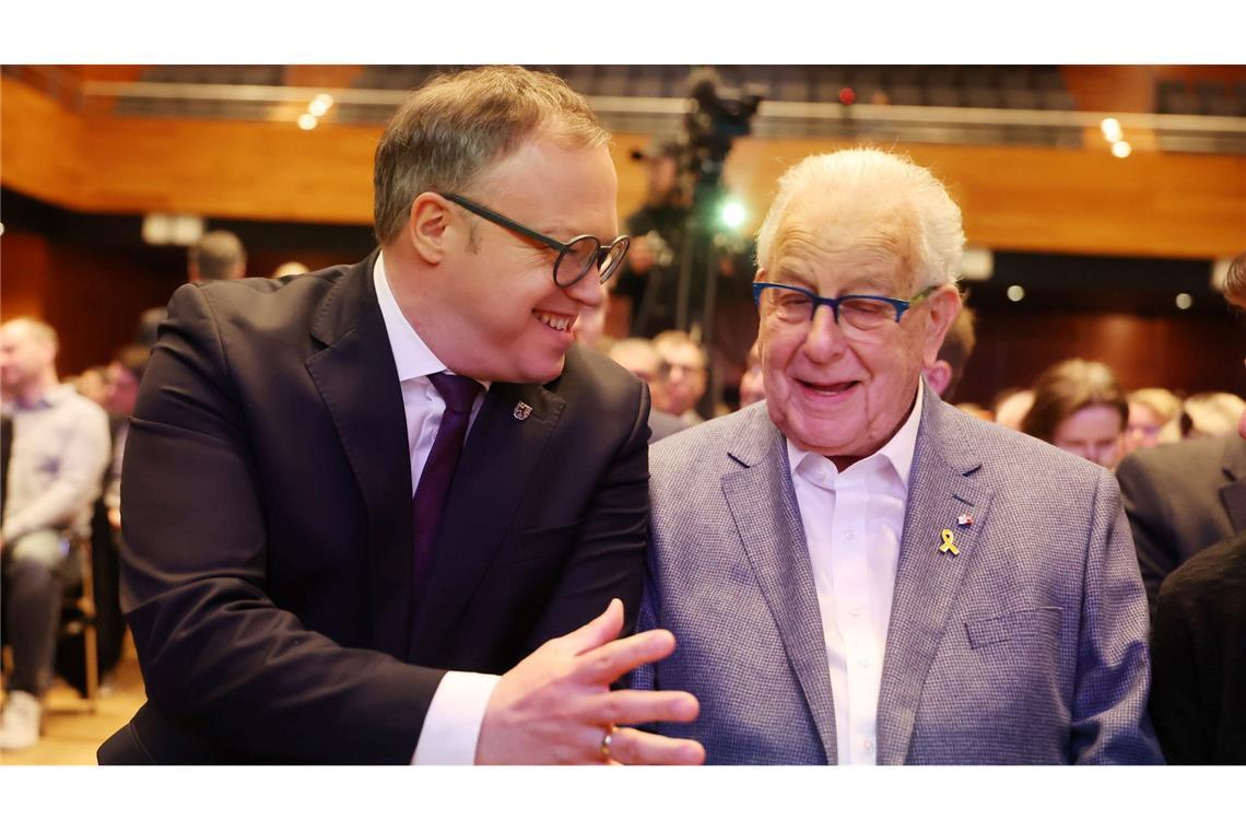 Buchenwald-Gedenken mit Kontroverse und Eklat Schon am Samstagabend hatte Thüringens Ministerpräsident Mario Voigt (CDU) den KZ-Überlebenden und heutigen Präsident des Internationalen Komitees Buchenwald-Dora Naftali Fürst mit dem Thüringer Verdienstorden ausgezeichnet.