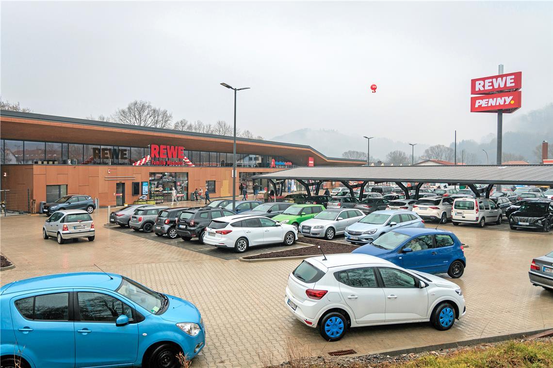 Weststadt atmet nach langer Bauzeit auf Schon am Vormittag ist gut was los beim neu eröffneten Einkaufszentrum an der Berliner Straße. Fotos: Stefan Bossow