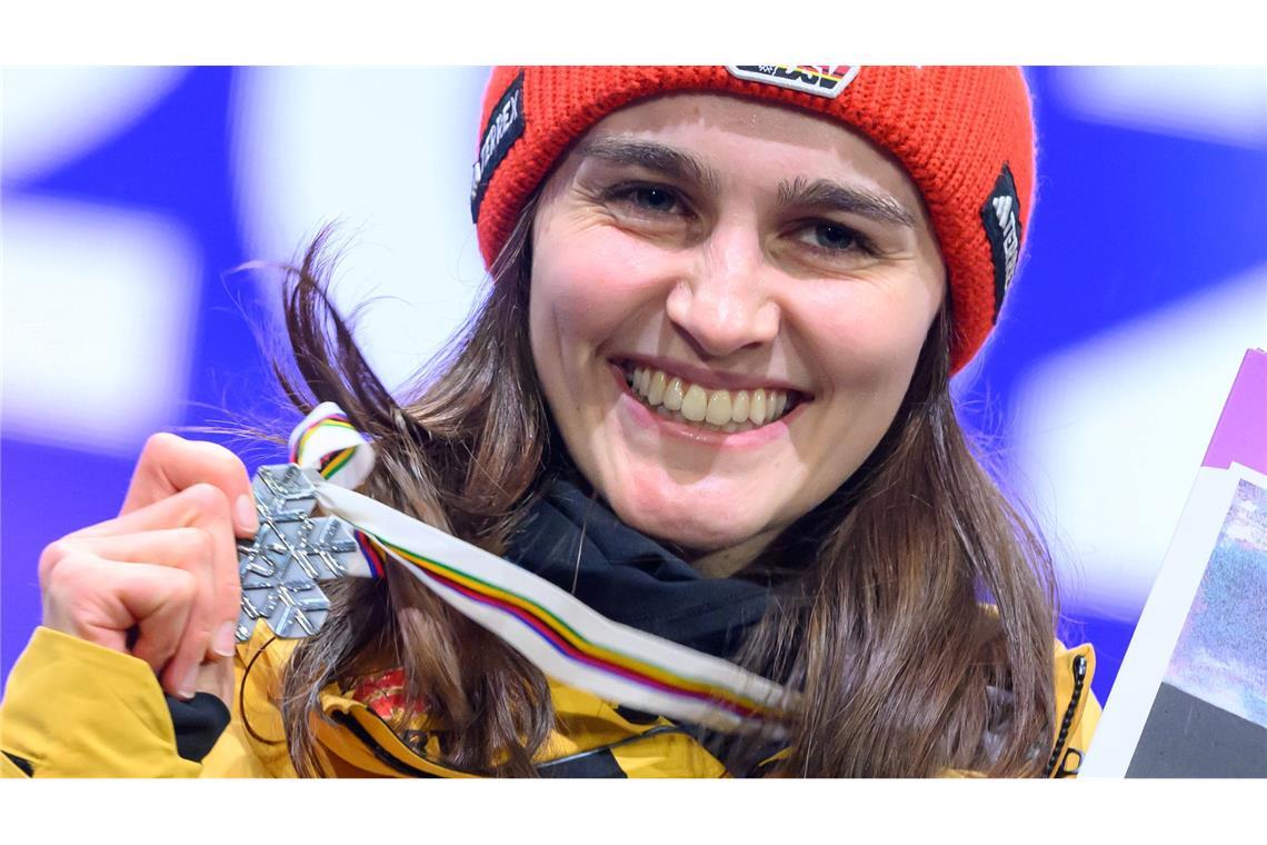 Silber-Freude im Lift: Skispringerin Freitag glänzt erneut Schon auf der Normalschanze gewann Selina Freitag Silber.