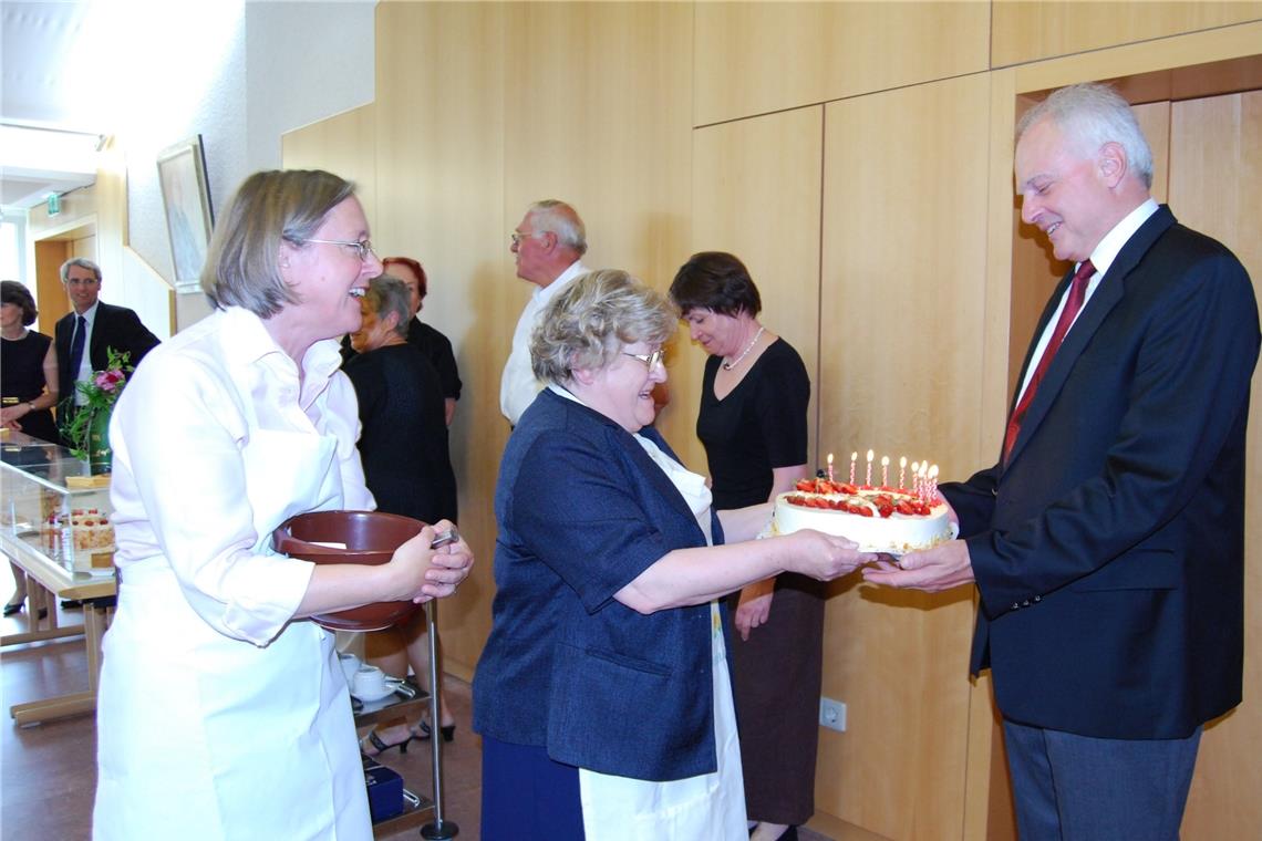 Immer sonntags öffnen sich die Türen Schon beim zehnjährigen Bestehen war das gute Rezept klar – die Aufnahme zeigt Pfarrerin Margit Bleher, Gisela Fleschmann-Becker, Vorsitzende des Kirchengemeinderats der evangelischen Kirchengemeinde Murrhardt, und Werner Stingel (von links) mit der Geburtstagstorte. Die Zutaten eines gelungenen Sonntagscafés: Man nehme eine gute Idee, die Werner Stingel hatte, ein aufnehmendes Haus, das Erich-Schumm-Stift, viele ehrenamtliche Helfer, eine Prise Ökumene, Geduld und eine alte Backform – den Krankenpflegeverein –, die ein gutes Backergebnis gewährleistet. Archivfoto: Elisabeth Klaper
