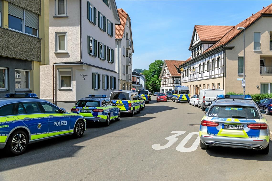 Großeinsatz an zwei Murrhardter Schulen Schon die Zufahrtsstraße ist von Polizeiwagen gesäumt.