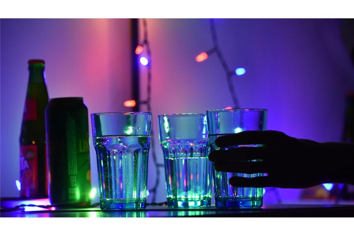 Gefahr im Drink: Britische Regierung geht gegen Spiking vor Schon ein kurzer Moment der Unaufmerksamkeit kann dazu führen, dass jemand etwas in den Drink schüttet. (Archivbild)