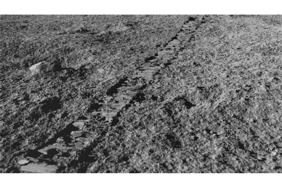 Mehr Eis auf dem Mond Schon ein paar Zentimeter unter der Mondoberfläche könnte sich Eis befinden.