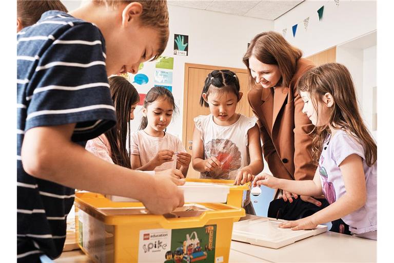 Schon Grundschüler können sich an Medienzentren spielerisch mit Robotik vertraut machen, etwa durch Legobaukästen.