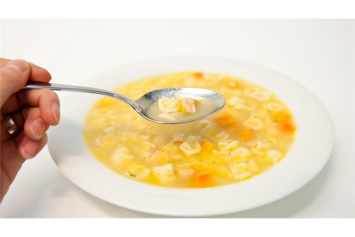 Es war einmal das Huhn - Wissenswertes um Ei und Gackertier Schon im 12. Jahrhundert wurde Hühnersuppe als Medizin gegen fast alles gepriesen. (Archivbild)