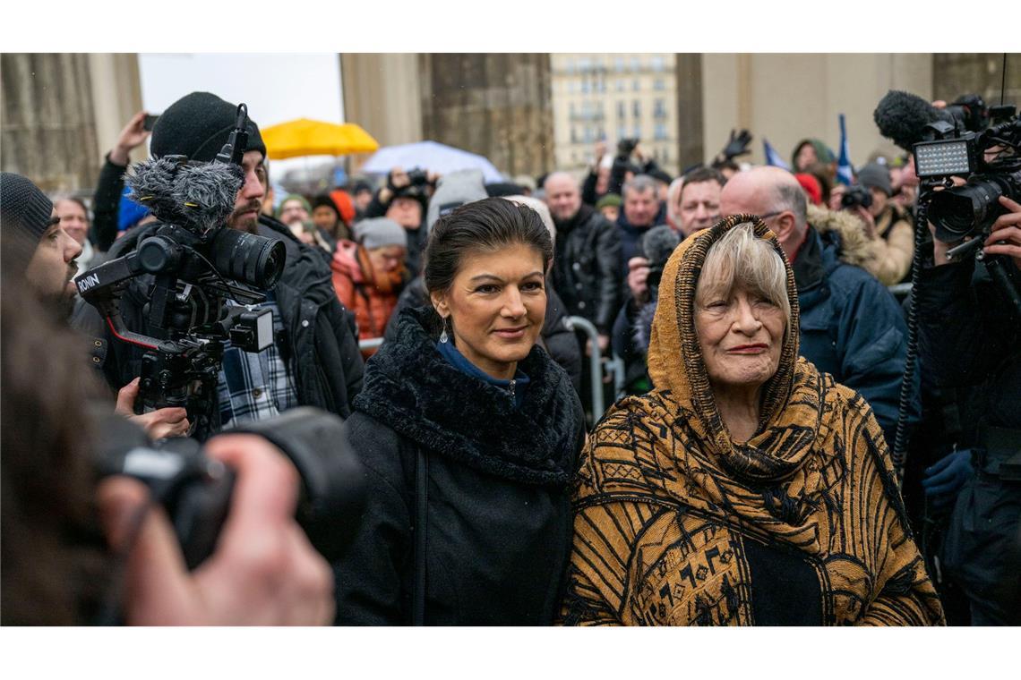 Schwarzer und Wagenknecht mit neuem Friedensappell Schon im Februar 2023 meldeten sich Sahra Wagenknecht und Alice Schwarzer gemeinsam mit einem "Manifest für Frieden", jetzt unterstützen sie einen neuen Vorstoß für einen Waffenstillstand in der Ukraine. (Archivbild)