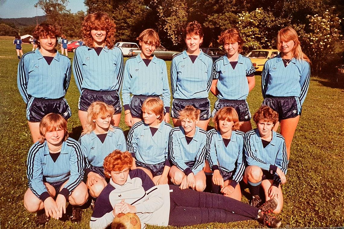 Drei SGOS-Säulen: Männer, Frauen und Jugend Schon in den 80er-Jahren gab es ein Frauenfußballteam bei der SGOS um Torhüterin Brigitte Hasenöhrl (vorne). Foto: privat