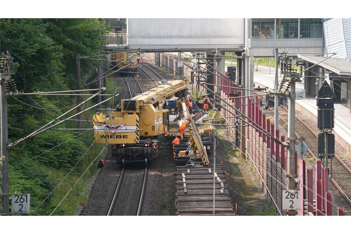 Bauaufträge für Bahnsanierung Hamburg-Berlin vergeben Schon jetzt wird auf der Strecke zwischen Hamburg und Berlin fleißig gebaut - im kommenden Jahr ist der Korridor erneut gesperrt. (Archivbild)