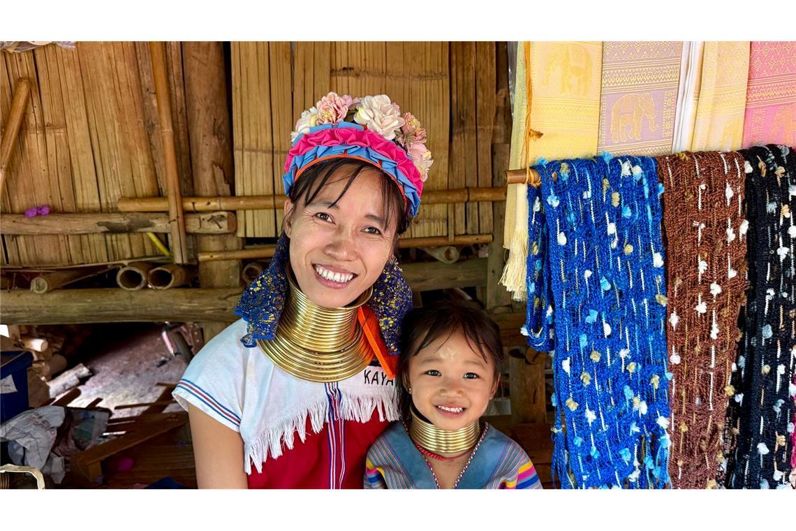 Bei den Langhalsfrauen von Chiang Rai: Kultur oder Kommerz? Schon Kinder ab fünf Jahren tragen die Messingringe.