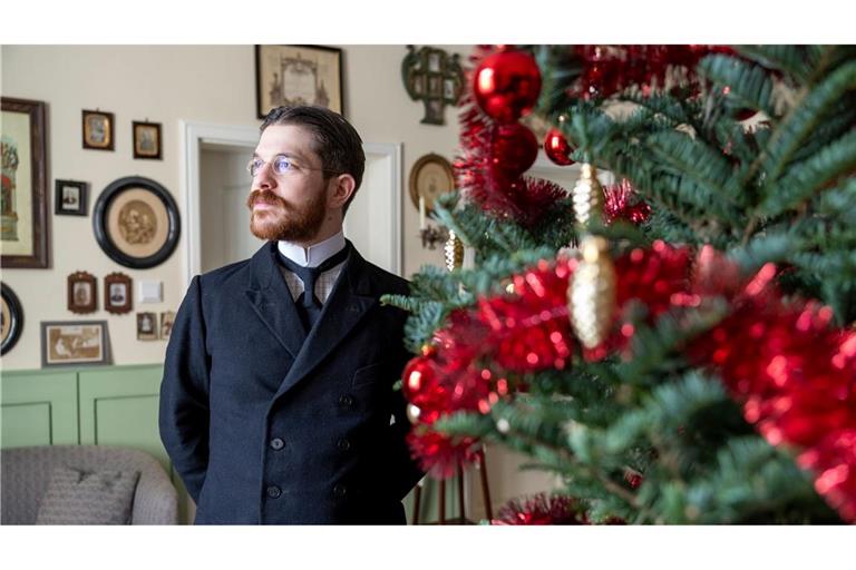 Schon länger hat Valerio Bonanno seine Wohnung  mit Möbeln aus der Kaiserzeit eingerichtet und trägt nur Kleidung von damals - jetzt hat er erstmals auch ein Weihnachtszimmer aus der Epoche um 1900 nachgestellt.