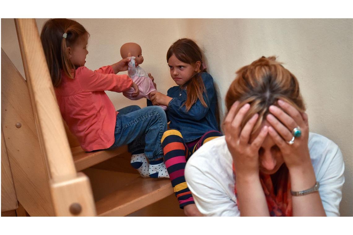 Schon mal selbst erlebt? Die Kinder streiten und die Mutter ist am Ende.
