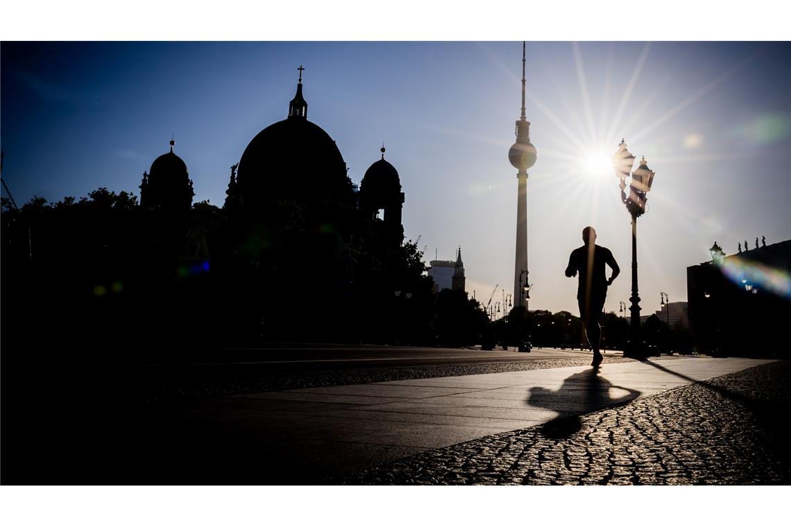Bilder des Tages Schon morgens scheint die Sonne kräftig in Berlin.