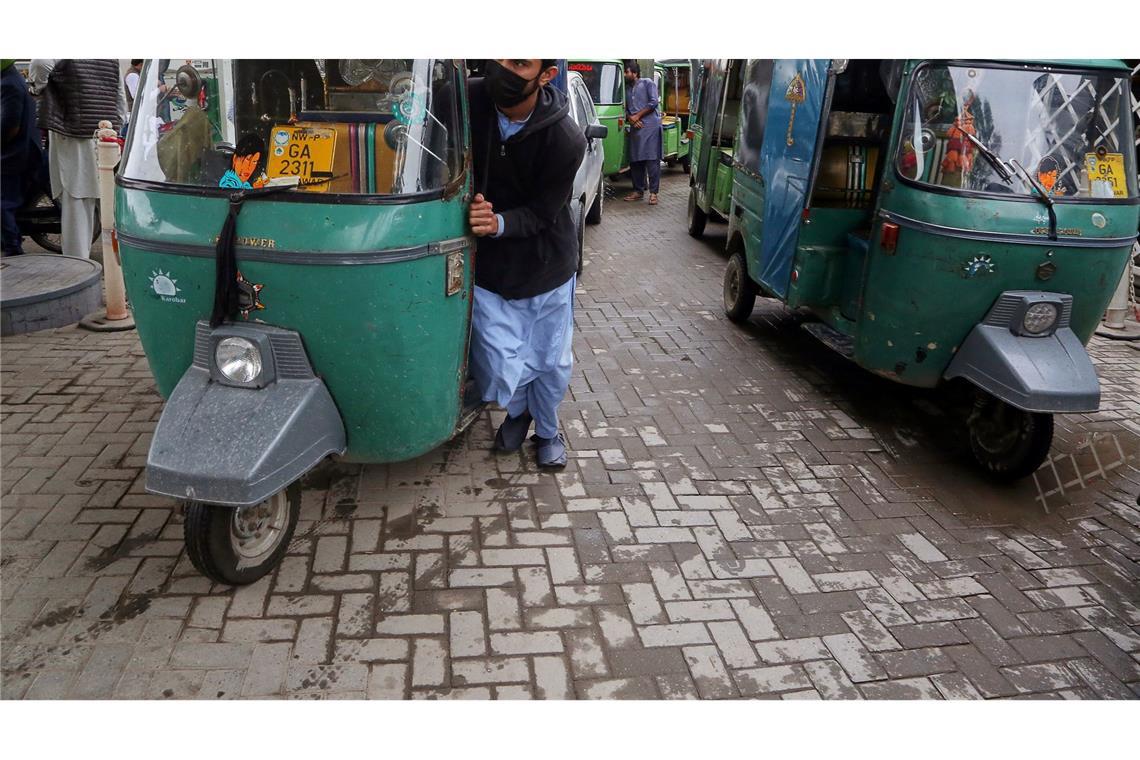 Schon seit drei Wochen kommt es an Tankstellen in Pakistan zu Schlangen.