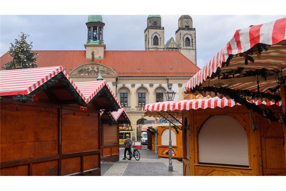 Schon seit Ende Oktober stehen die ersten Weihnachtsbuden in Magdeburg.