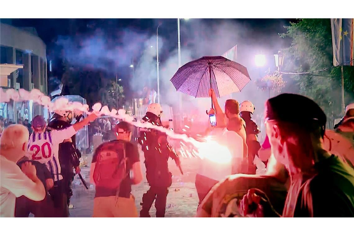 Gewalt bei Protesten gegen Regierung in Serbien Schon seit Monaten gibt es massive Proteste gegen die Regierung in Serbien.