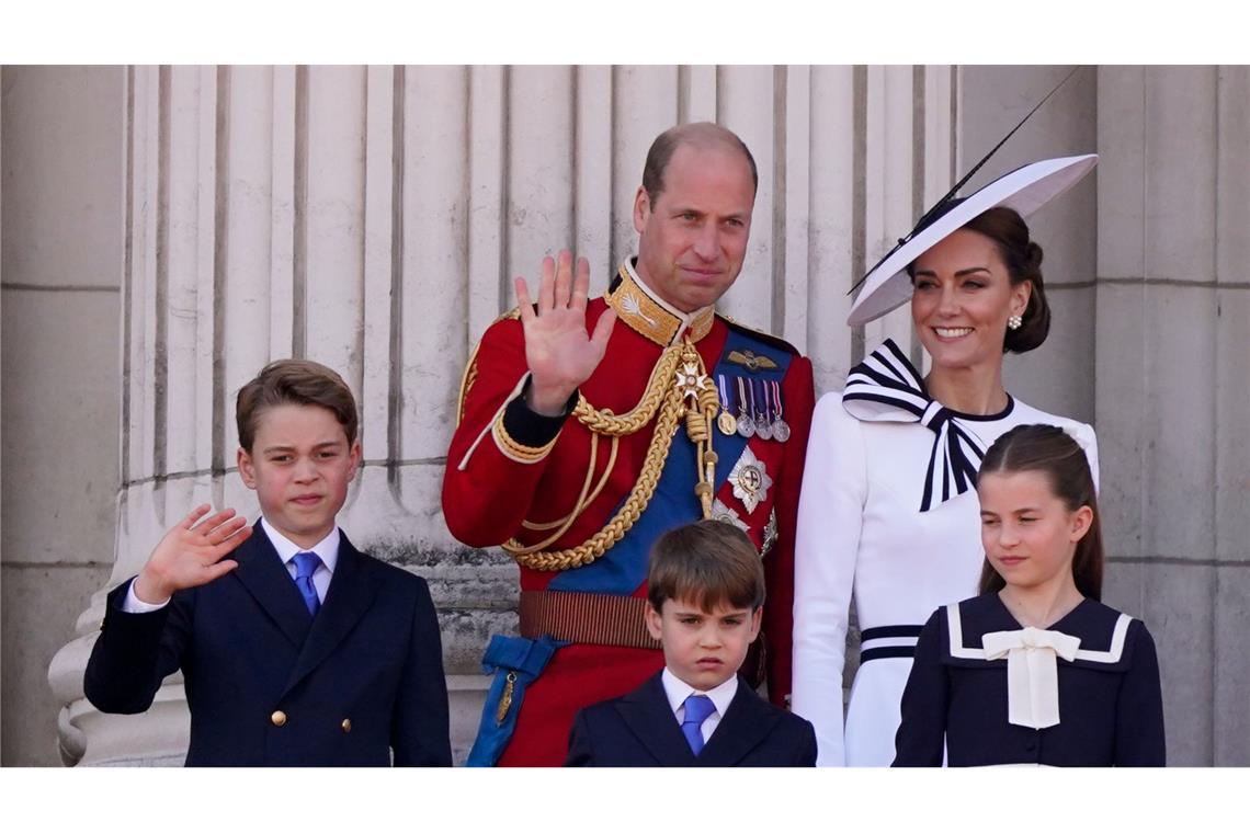 "Alles Gute zum Geburtstag": Prinz Louis wird gefeiert Schon sieben Jahre alt: Prinz Louis (M.) ist das jüngste Kind von William und Kate. (Archivbild)