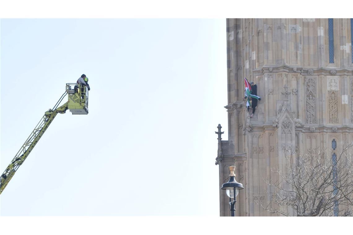 Festnahme nach Protest mit Palästinaflagge am Big Ben Schon tagsüber hatten Rettungskräfte ihn zum Herunterklettern bringen wollen.