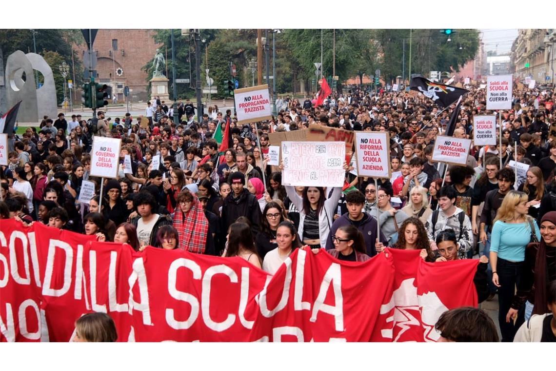 Schüler fordern bei einer Kundgebung, Geld für Schulen statt für den Krieg auszugeben. Aus Protest gegen die Zustände an den Schulen sind auch in mehreren Städten Italiens Schüler auf die Straße gegangen (Archivfoto).