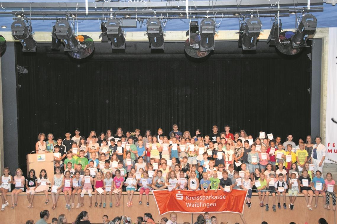 Bessere Motivation, höhere Erfolgsquote Schüler, Lehrer und ehrenamtliche Helfer freuen sich bei der Übergabe der Sportabzeichen in der Festhalle in Murrhardt. Foto: E. Klaper