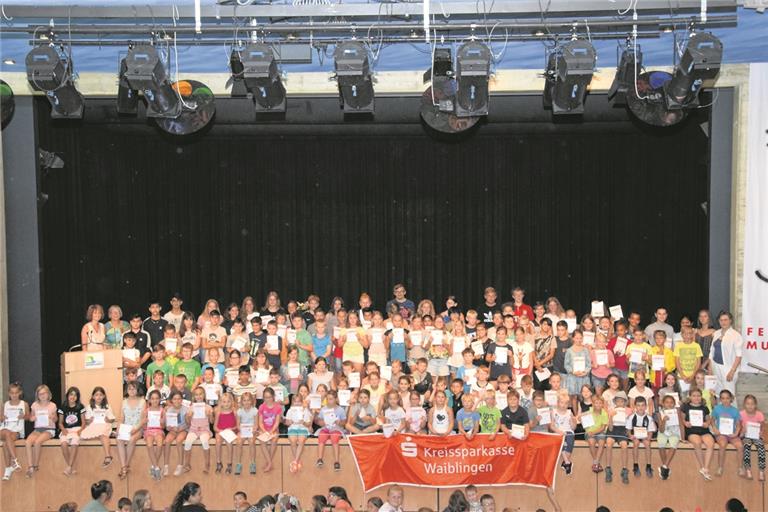 Schüler, Lehrer und ehrenamtliche Helfer freuen sich bei der Übergabe der Sportabzeichen in der Festhalle in Murrhardt. Foto: E. Klaper