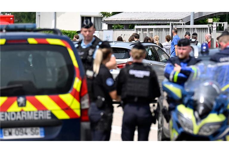 Schüler verlassen die Schule, während französische Gendarmen den Zugang zu einer Sekundarschule kontrollieren, nachdem eine  Lehrer-Assistentin in Nogent,  von einem  Schüler mit einem Messer erstochen wurde.