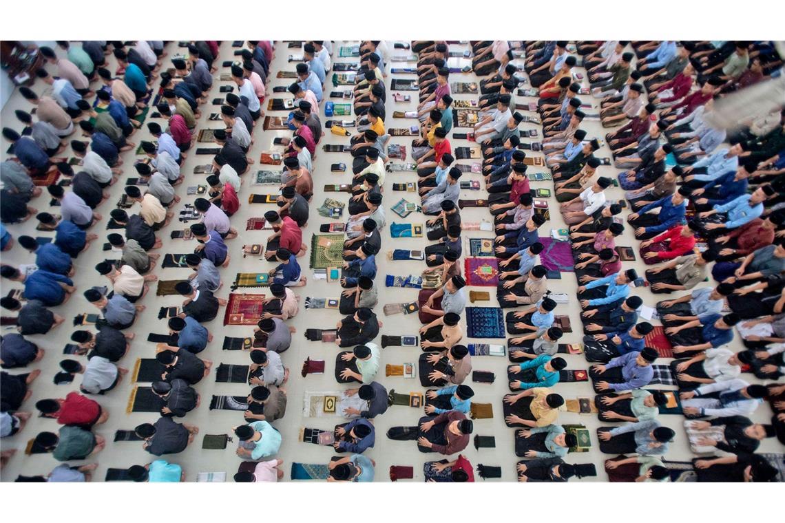Bilder des Tages Schüler verrichten das Mittagsgebet während des heiligen Fastenmonats Ramadan in einer islamischen Schule in Indonesien.