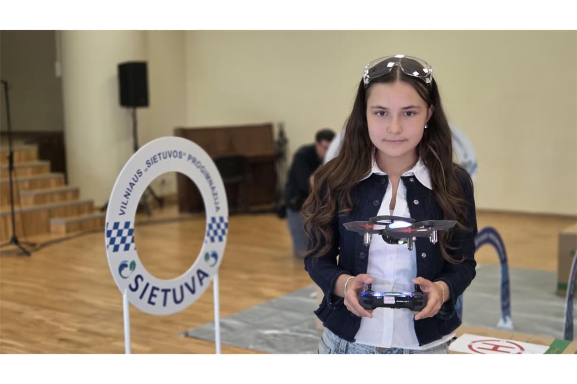 Schülerin Gertruda lernt an ihre Schule in Vilnius, wie man eine Drohne fliegt.