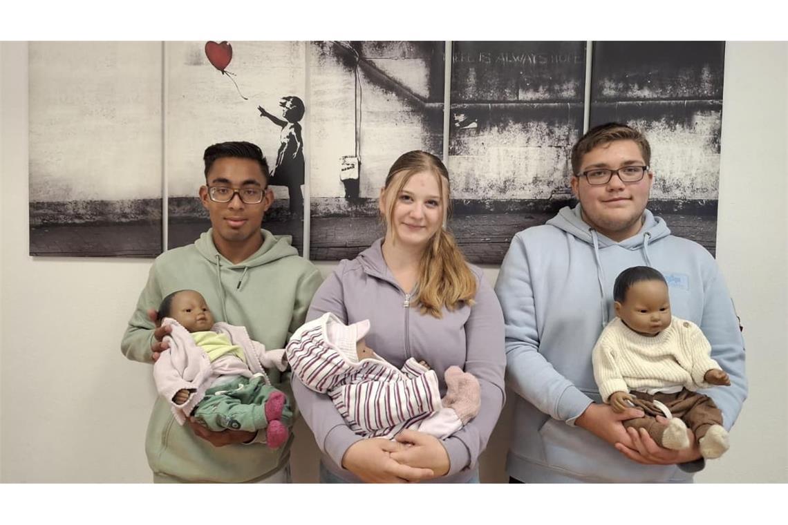 Schülerinnen und Schüler der Propsteischule mit den Babypuppen der Caritas: "schon manchmal nervig".