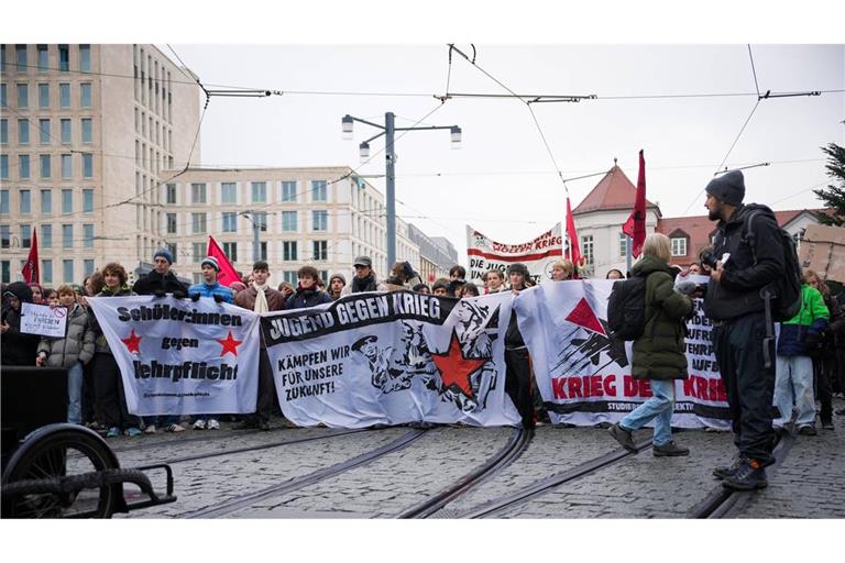 Schülerinnen und Schüler in Baden-Württemberg protestieren gegen das neue Wehrdienstgesetz.