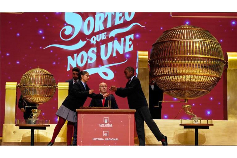 Schülerinnen und Schüler stehen im Mittelpunkt der Zeremonie.