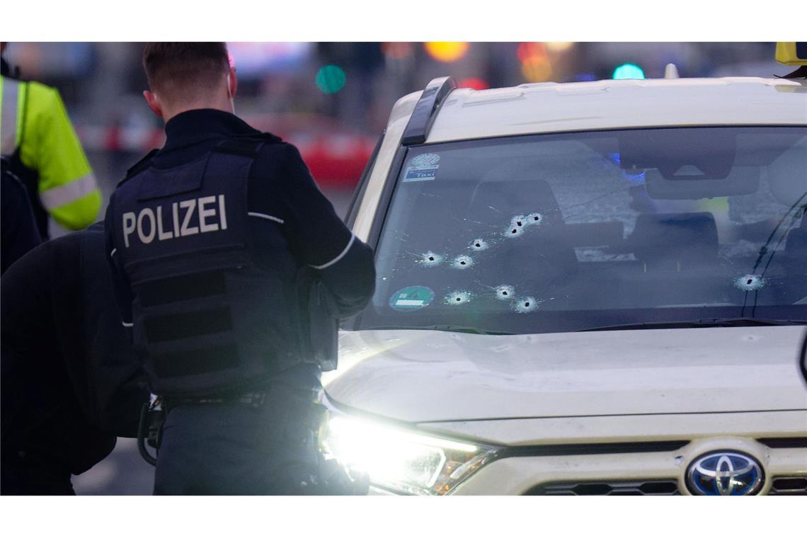 Schüsse auf Taxi-Fahrgast: Ein Taxi mit Schusslöchern in der Frontscheibe steht in Düsseldorf.