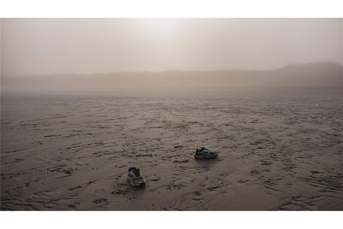 Schuhe liegen verlassen am Strand, nachdem Migranten bei dem Versuch, den Ärmelkanal zu überqueren, vor dem Strand von Gravelines in Nordfrankreich ein Boot von Schmugglern bestiegen haben.