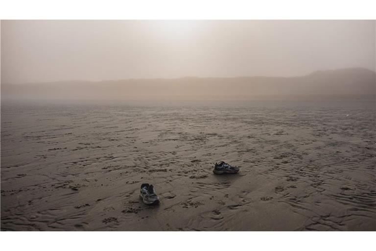Schuhe liegen verlassen am Strand, nachdem Migranten bei dem Versuch, den Ärmelkanal zu überqueren, vor dem Strand von Gravelines in Nordfrankreich ein Boot von Schmugglern bestiegen haben.