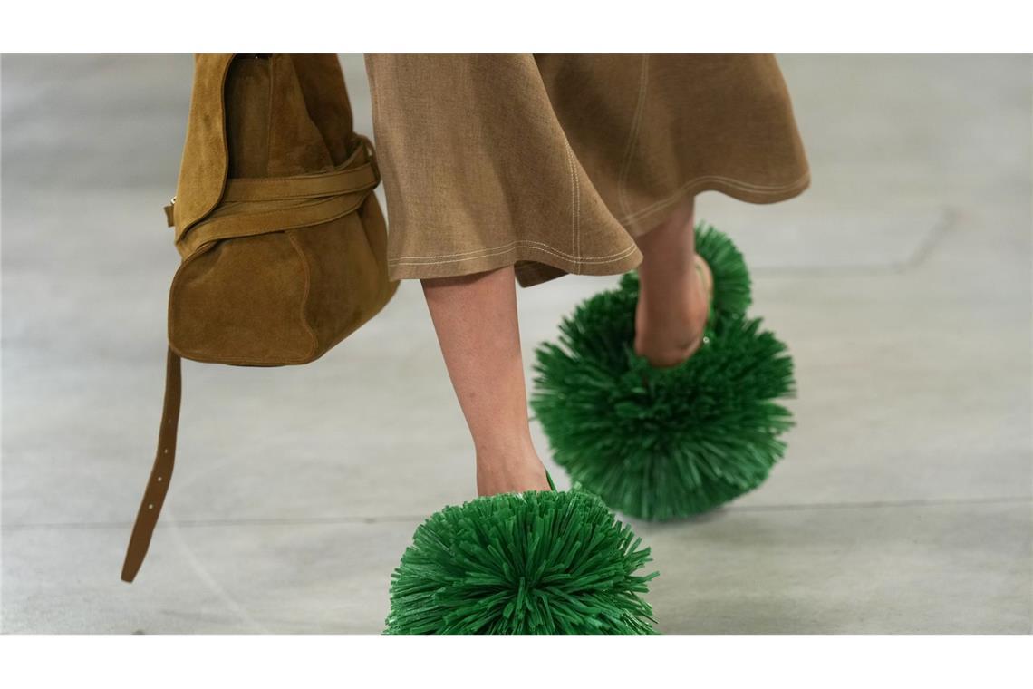 Schuhwerk als Blickfang: Ein Model trägt eine Kreation aus der Moschino-Damenkollektion Frühjahr-Sommer 2026, die in Mailand präsentiert wird.