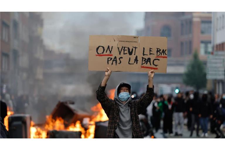 Schulproteste in Frankreich: Ein Schüler hält während einer Demonstration für mehr Mittel und mehr Personal an der Schule ein Schild mit der Aufschrift «Wir wollen das BAC (Abitur), nicht die BAC (Einheiten zur Verbrechensbekämpfung)» hoch. Seit Tagen protestieren Schülerinnen und Schüler an den Oberschulen.
