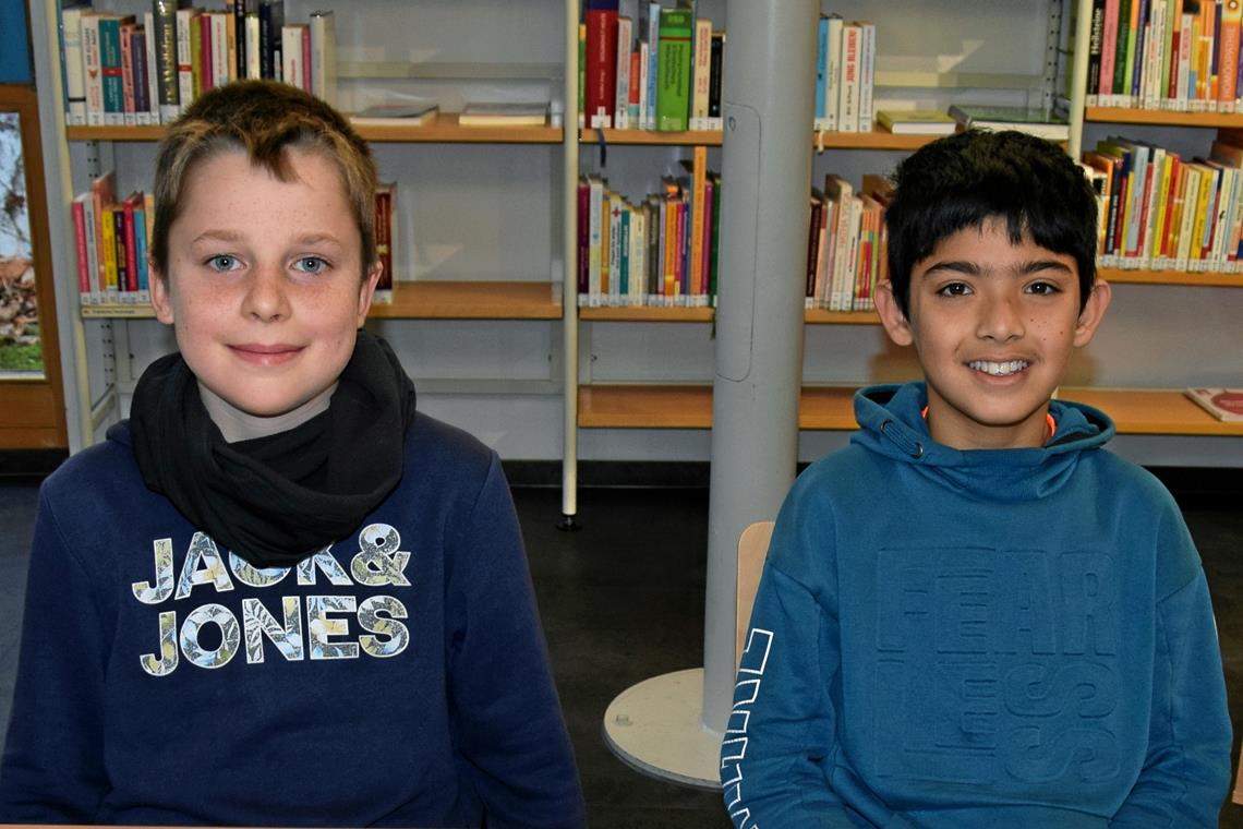 Zwei begabte Vorleser liefern sich spannenden Wettstreit Schulsieger Jona Goller (links) und Klassensieger Mohsen Safizada. Foto: Elisabeth Klaper